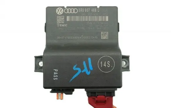 Audi A5 8T 8F Gateway control module 8R0907468C