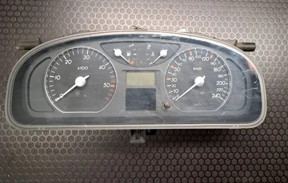 Renault Laguna II Speedometer (instrument cluster) 8200328449 501018880086 6W17EW44