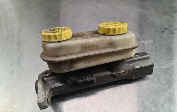 Chrysler 300M Master brake cylinder 85572