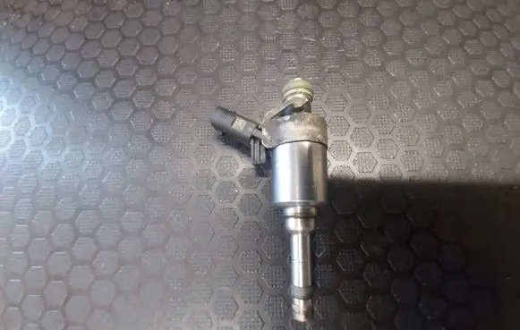 Volkswagen PASSAT CC Fuel injector 0261500160
