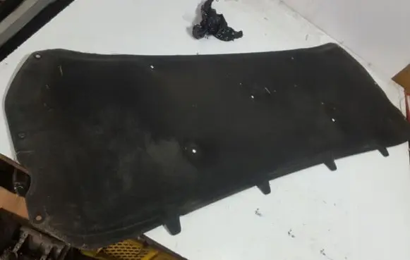 Engine bonnet/hood sound/heat insulation