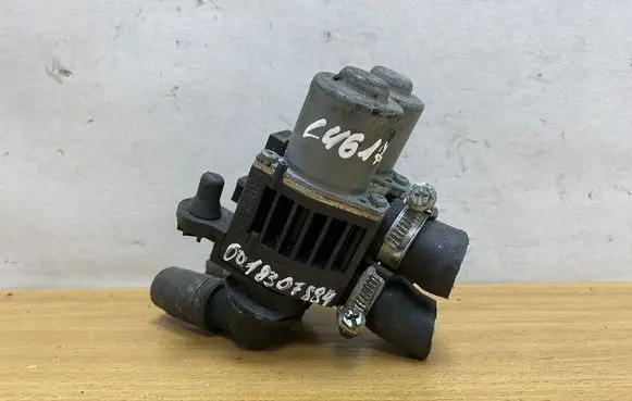 Mercedes-Benz E W210 Coolant heater control valve 0018307884 C4617