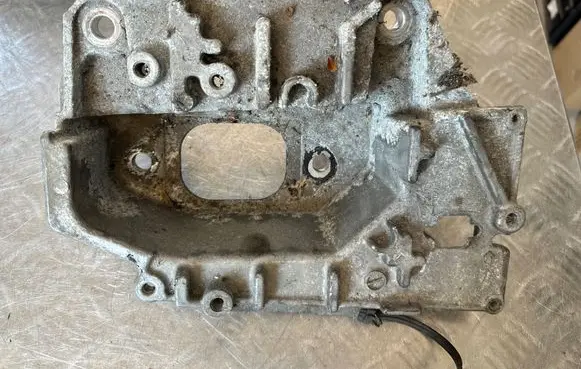 Nissan Juke I F15 Engine mounting bracket