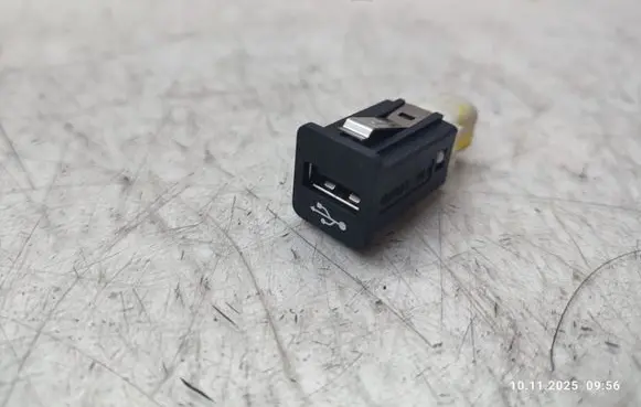 BMW X6 E71 USB socket connector 9237656 923765601