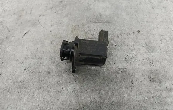 Volkswagen PASSAT B6 Turbo solenoid valve 06H145710D