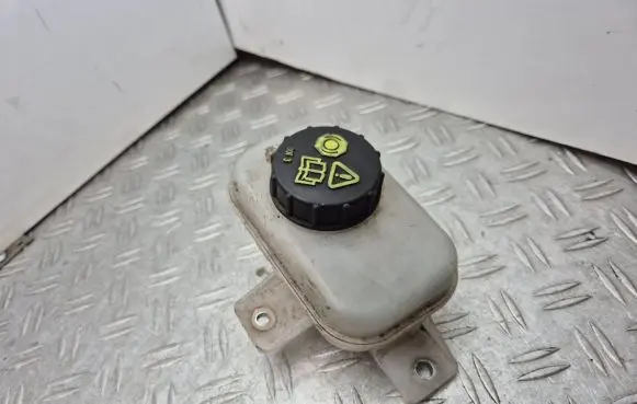 Brake fluid reservoir