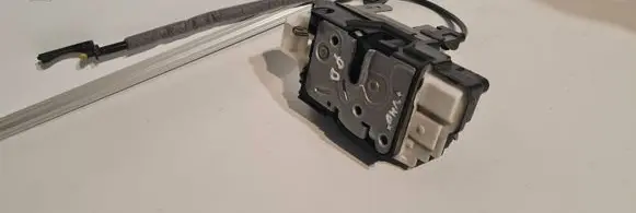 Volvo V40 Front door lock 31391821