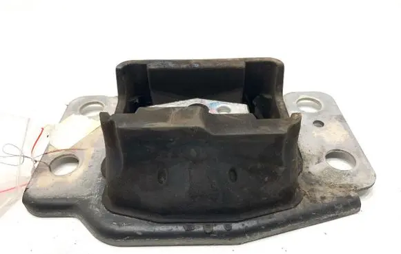 Engine mount vacuum valve