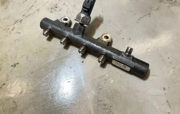 Nissan Juke I F15 Fuel main line pipe 175210651R 161271845 H8201225030