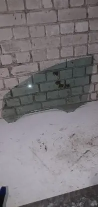 Volvo V50 Front door window glass four-door