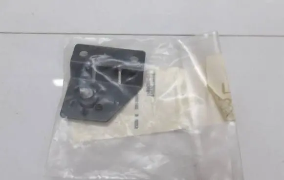 Mercedes-Benz E W211 Fender mounting bracket A2116201914