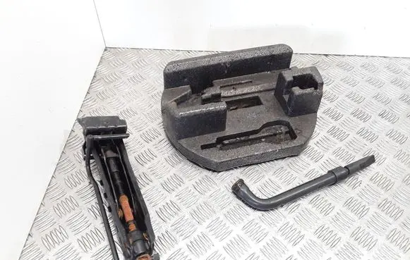 Ford Fiesta Spare wheel mounting bracket 8V2117080AD 6M5117035AA