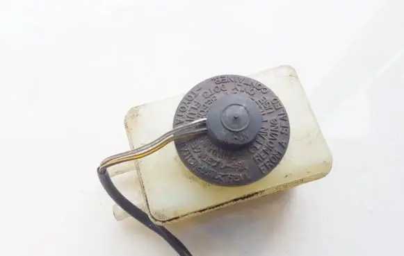 Lexus RX 300 Brake fluid reservoir 