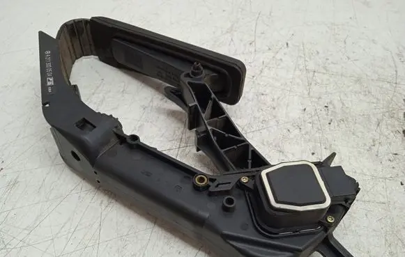Mercedes-Benz E AMG W211 Accelerator throttle pedal A2113000504
