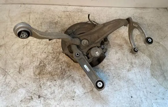 BMW 5 G30 G31 Front wheel hub spindle knuckle 686117804