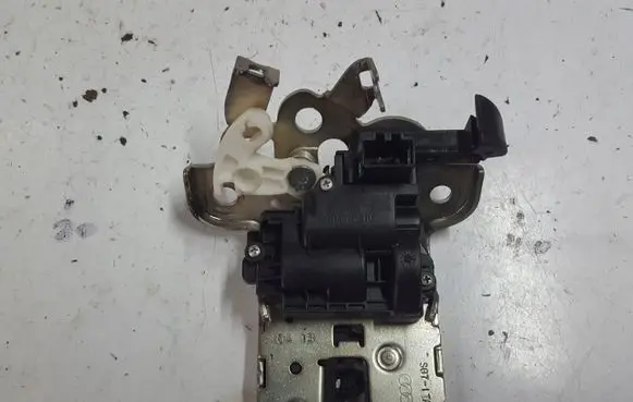 Audi A3 S3 8V Tailgate/trunk/boot lock/catch/latch 8R0827505