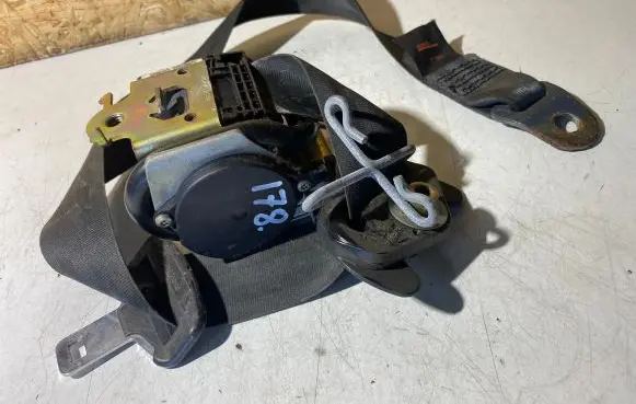 Peugeot 307 Front seatbelt B507743