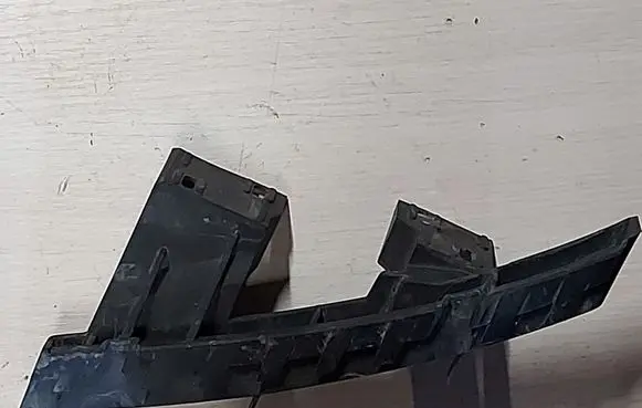 Audi Q7 4L Front bumper mounting bracket 4L0807333