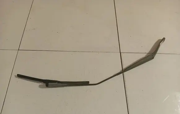 Front wiper blade arm