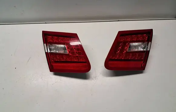 Tailgate rear/tail lights