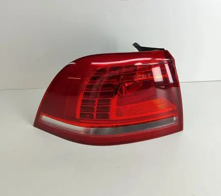 Volkswagen Touareg II Rear/tail lights 7P6945207