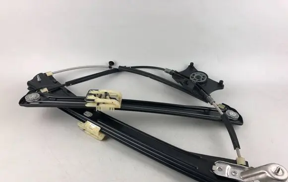 Volkswagen Tiguan Front door electric window regulator 5NA837462A