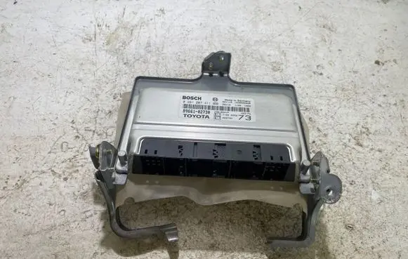 Toyota Corolla E120 E130 Engine control unit/module 8966102730 0261207411 1039S00609