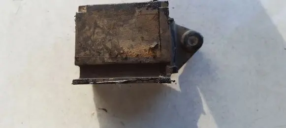 Mazda 626 Engine mount bracket