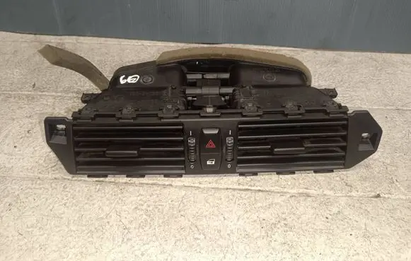BMW 5 E60 E61 Dash center air vent grill 6910734
