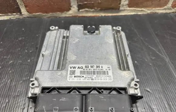 Volkswagen Tiguan Engine control unit/module 06Q907309A 0261S1014R