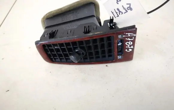Cadillac CTS Dash center air vent grill 25704091 25716157