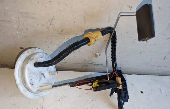 BMW 5 E60 E61 Fuel level sensor 303042
