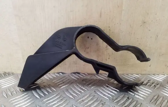 Volvo S40, V40 Intercooler pipe mounting bracket 30865786