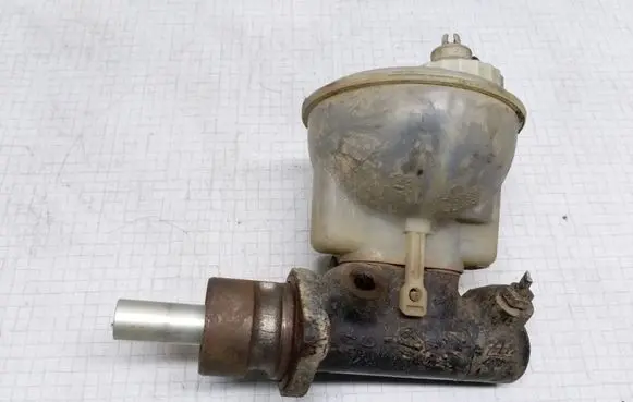Volkswagen Golf III Master brake cylinder 1H1611307