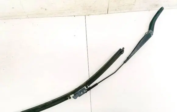 Volvo V50 Front wiper blade arm 8620200
