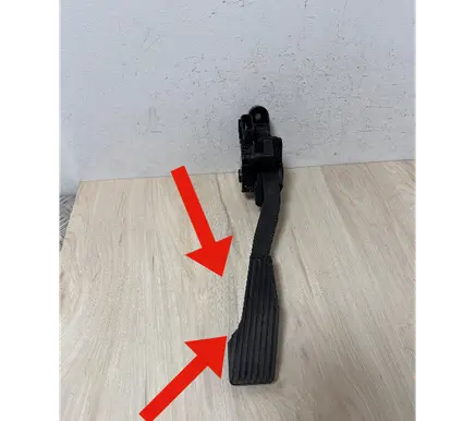 Opel Meriva B Accelerator throttle pedal 102DE0037 13362749 D242100364