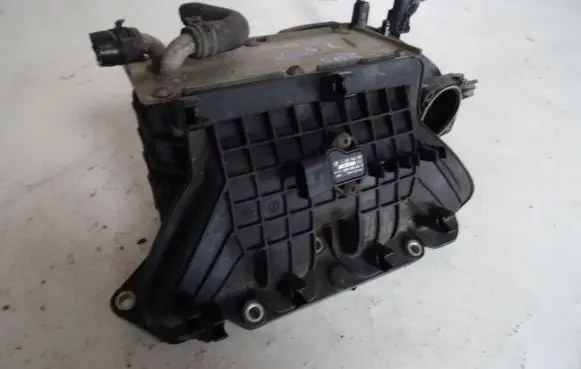 Volkswagen PASSAT B7 Intake manifold 03C129711AD