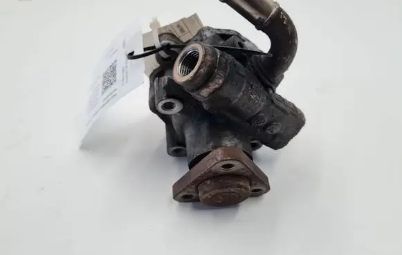 Volkswagen PASSAT B5.5 Power steering pump 8D0145156T