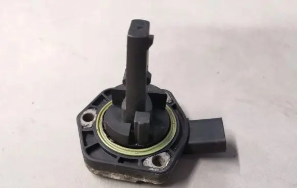 Audi A4 S4 B7 8E 8H Oil pressure sensor 1J0907660R