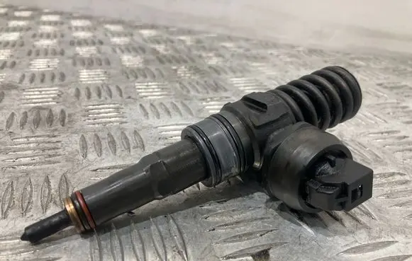 Volkswagen Golf V Fuel injector 038130073BN