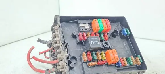 Volkswagen Golf IV Fuse module 017181301