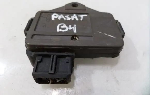 Volkswagen PASSAT B4 Air pressure sensor 0261230008 3A0906051