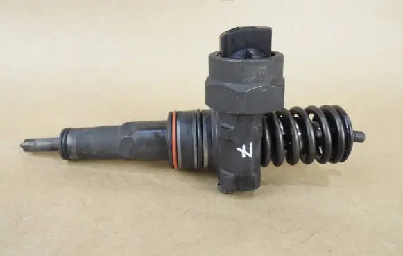 Volkswagen Golf IV Fuel injector 0414720007 038130073F