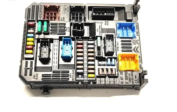 Peugeot 2008 II Fuse module 9832881080