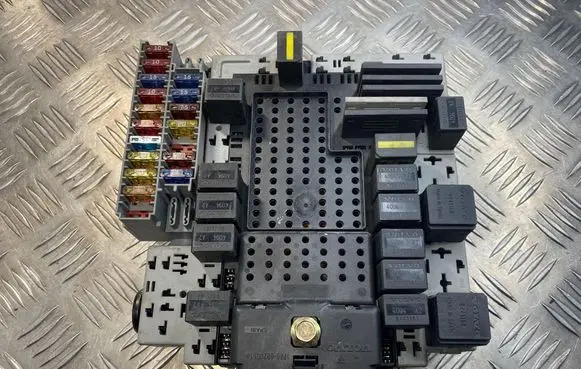 Volvo XC90 Fuse module 30679527 04W171