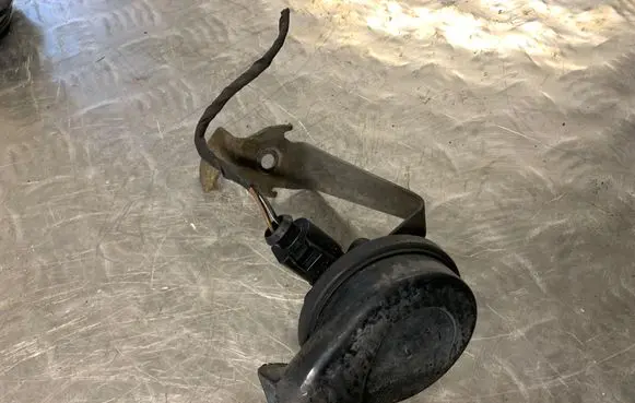Volkswagen PASSAT B6 Horn signal A28657625 007424