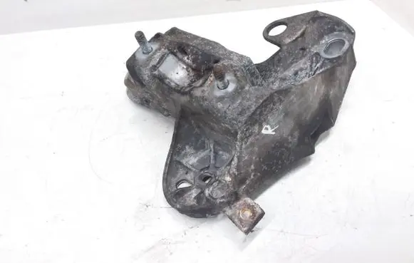 Volkswagen PASSAT B5.5 Engine mounting bracket 8E0199352F
