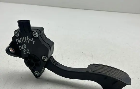 Toyota Prius+ (ZVW40) Accelerator throttle pedal 7811012050 05P15C00191