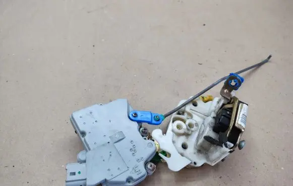 Nissan Terrano Front door lock
