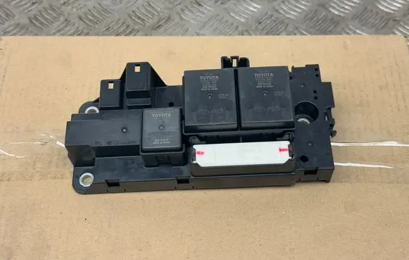 Toyota Auris E180 Relay mounting block G92Z133011